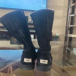 UGG Australia gently worn black cozy boots size 7